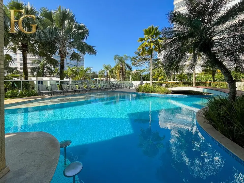 Piscina de edifício na Riviera